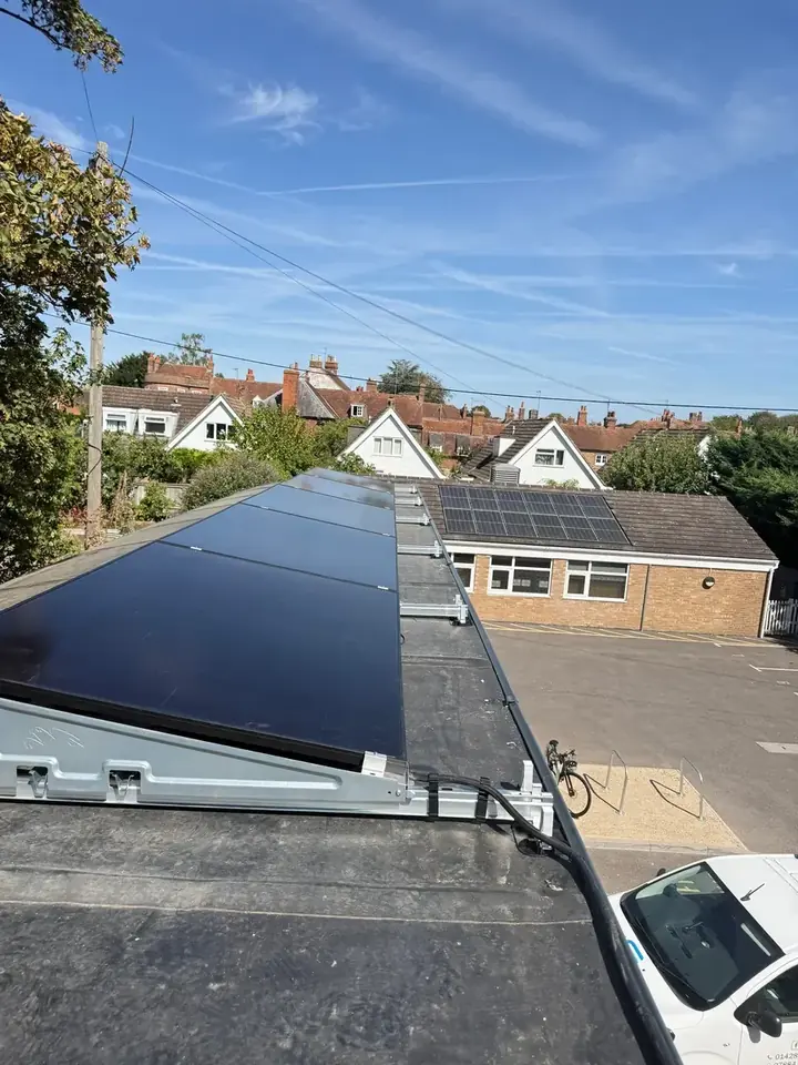 Detail of the flat-roof mounting frame beneath the panels