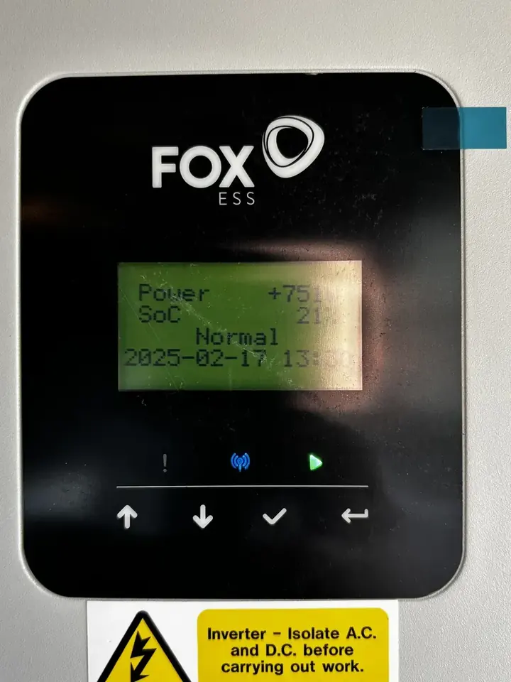 FOX ESS inverter display showing the system operating normally